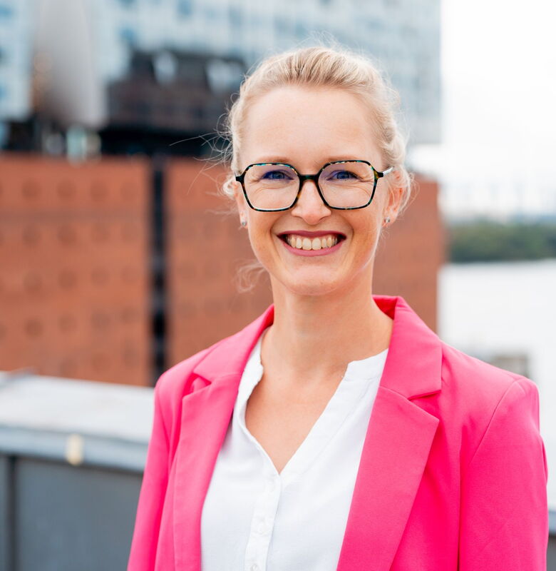 Personalberaterin von Grabowski & Rohmann Personalberatung Hamburg im pinken Blazer – Spezialistin für IT-Personalvermittlung und Direktansprache