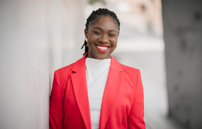 Zwei Personalberater von Grabowski & Rohmann Personalberatung Hamburg im Gespräch am Laptop – Männer im beigen und dunkelgrünen Sakko arbeiten gemeinsam an Recruiting-Strategien für Unternehmen